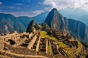 Vue de la cité inca du Machu Picchu et du Huayna Picchu dans les Andes, au Pérou, pays en P