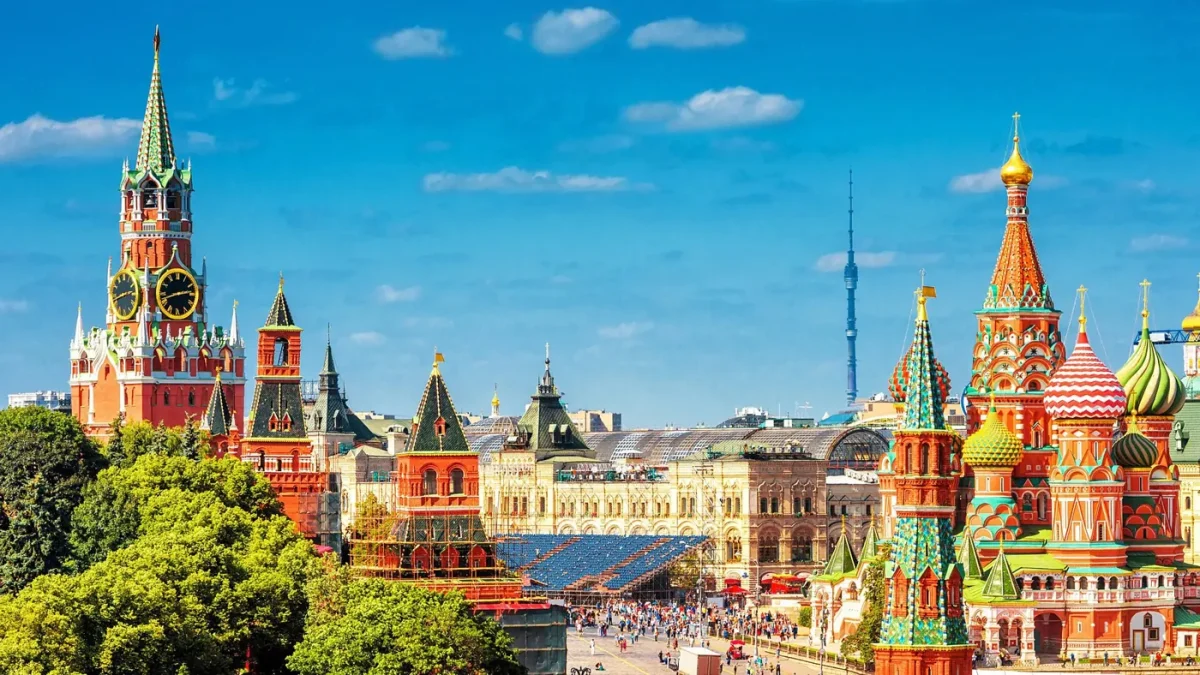 La place Rouge à Moscou avec la cathédrale Saint-Basile et la tour Spasskaïa du Kremlin, Russie, pays en R