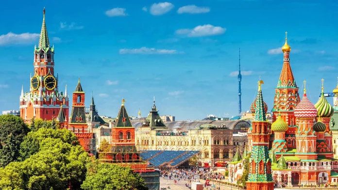 La place Rouge à Moscou avec la cathédrale Saint-Basile et la tour Spasskaïa du Kremlin, Russie, pays en R