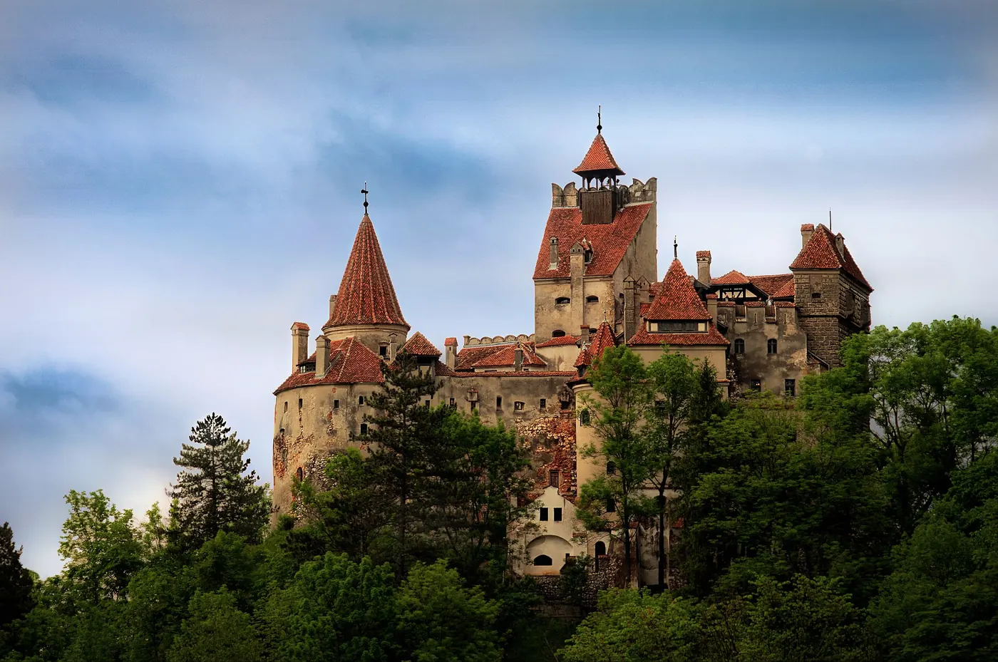 Le château de Bran perché sur un rocher au-dessus de la forêt, en Transylvanie, Roumanie, pays en R