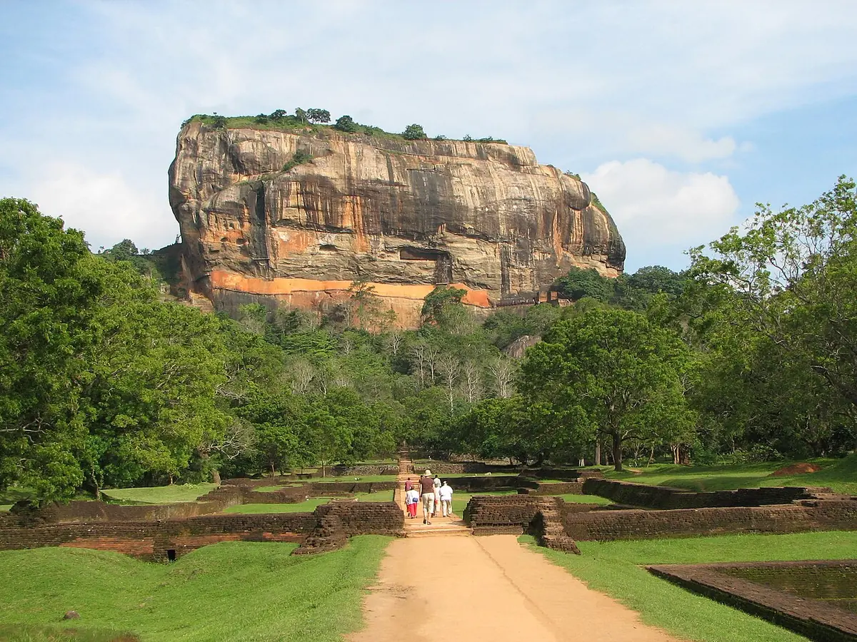 Le rocher de Sigiriya, immense bloc de granite orangé dominant les jardins et la forêt, au Sri Lanka, pays en S