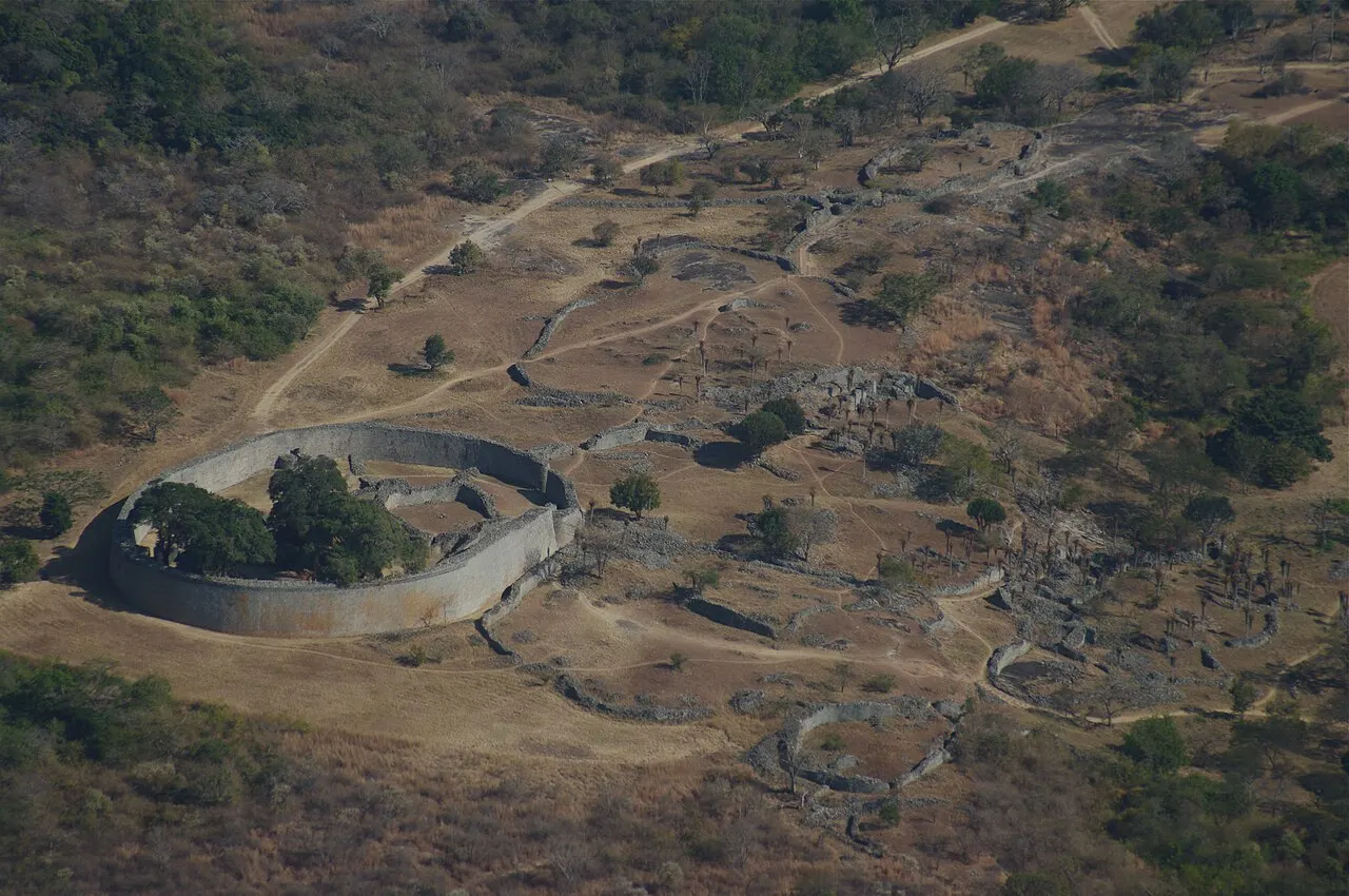 Vue aérienne des ruines du Grand Zimbabwe, site qui a donné son nom au pays