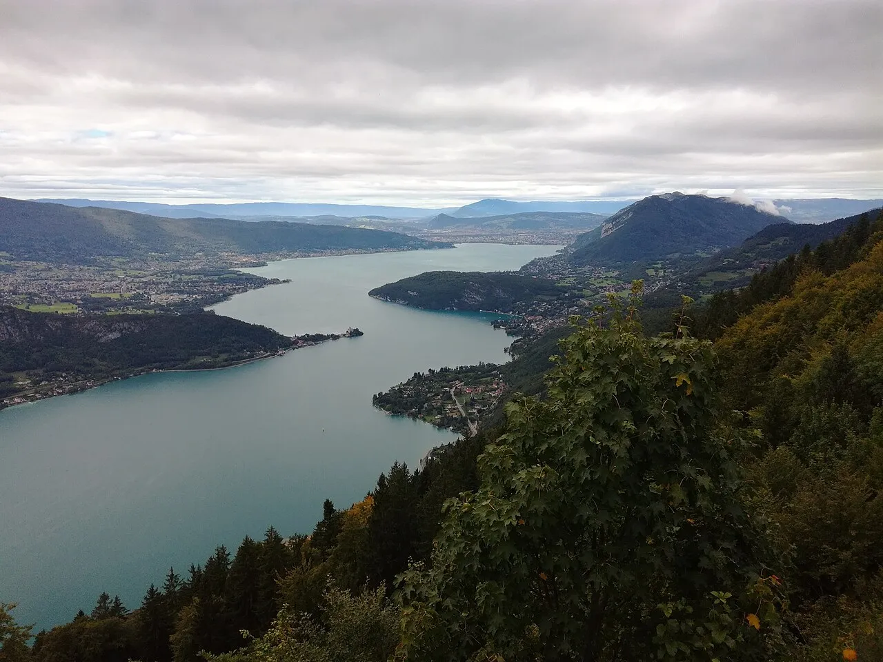 Lac d'Annecy vu du Col de la Forclaz, ville en A des Alpes