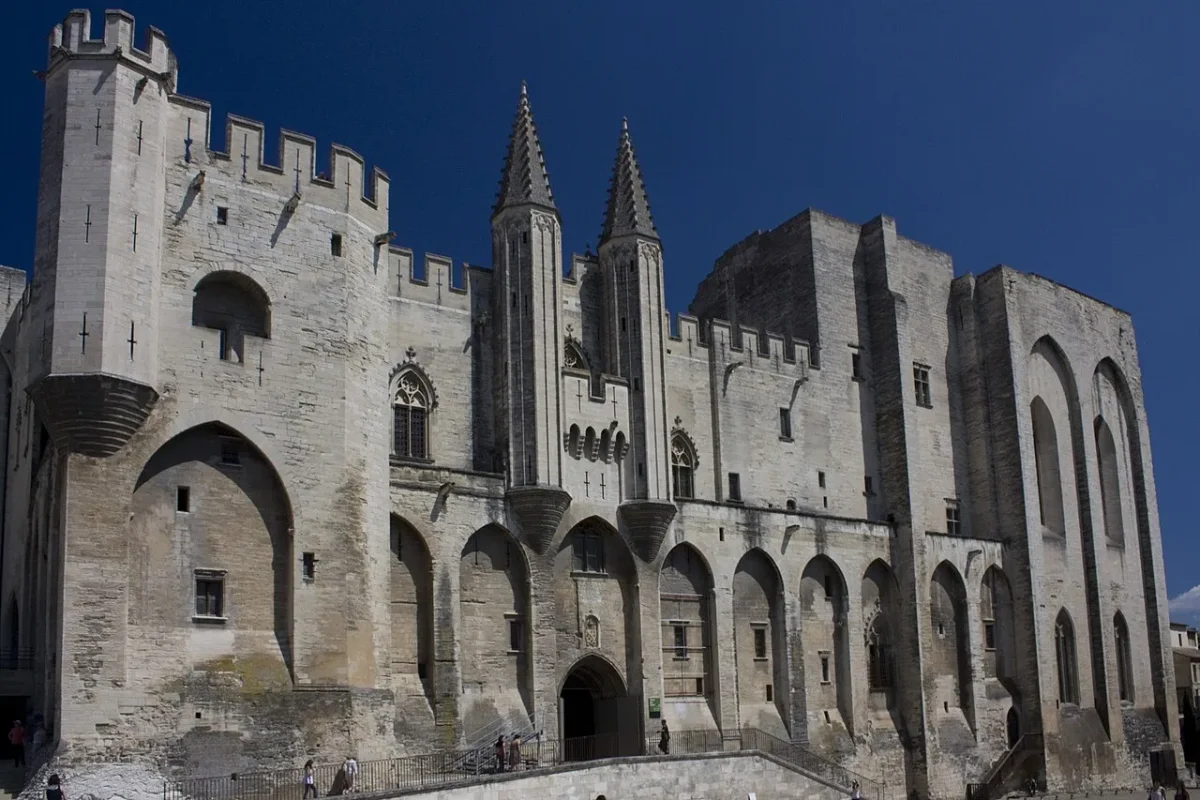 Palais des Papes à Avignon, ville française qui commence par A