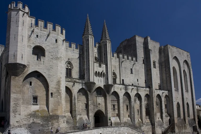 Palais des Papes à Avignon, ville française qui commence par A